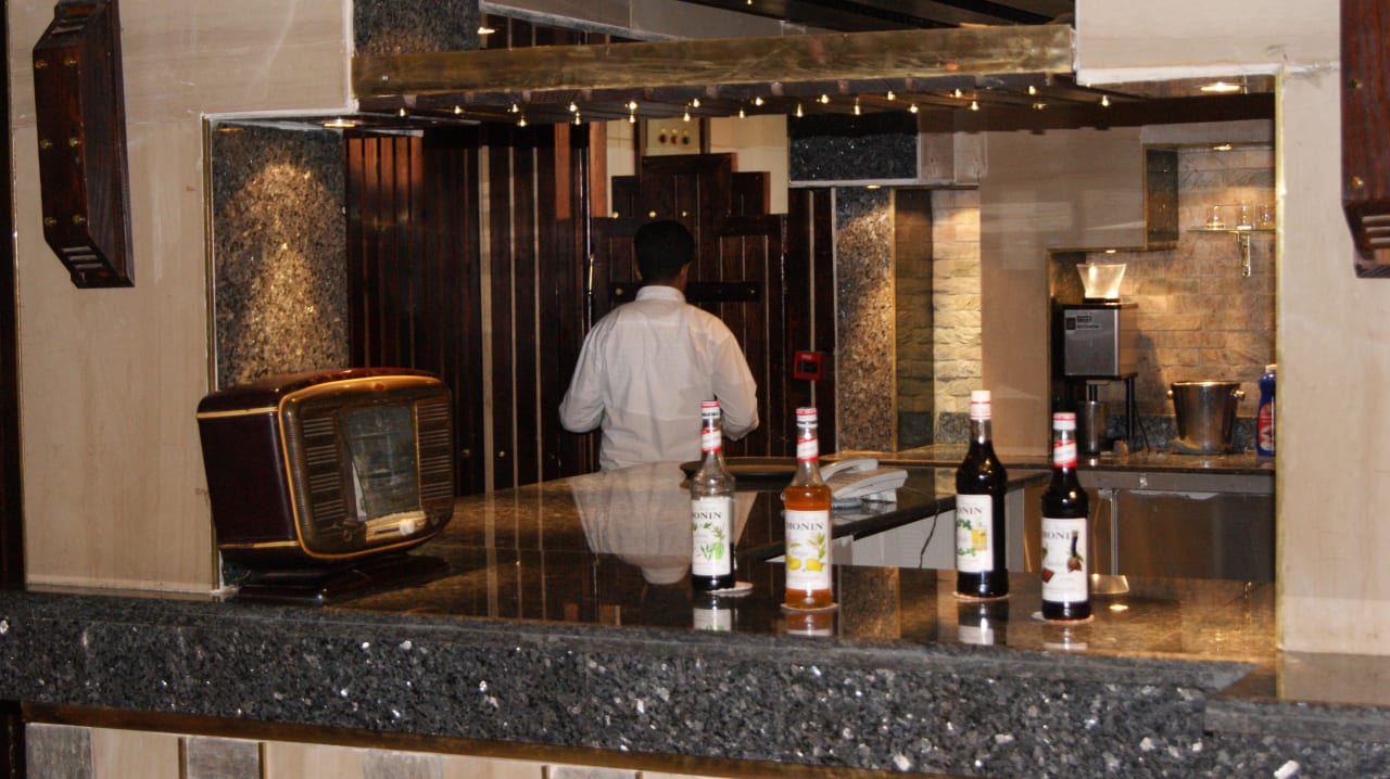 Die Bar des Tamraya Cafe...24 Std.leckerer Kaffee Pickalbatros Alf Leila Wa Leila Resort - Neverland Hurghada