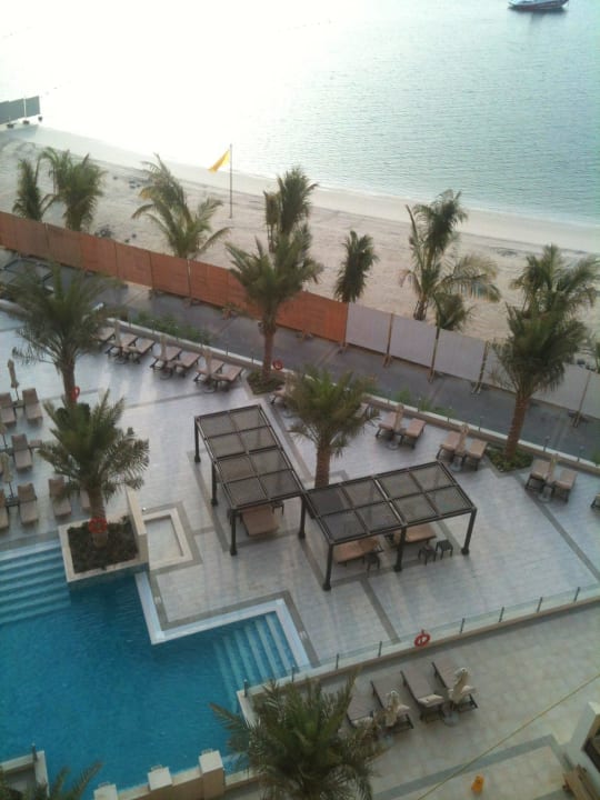 Meerblick mit Bauzaun DoubleTree by Hilton Resort & Spa Marjan Island