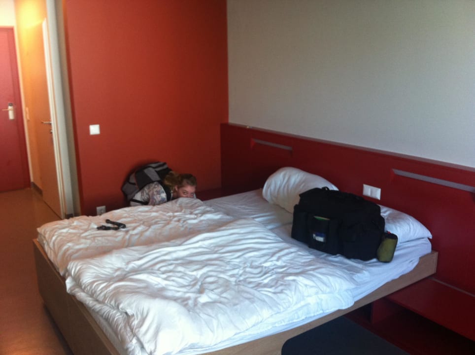 Bett (auch als zwei Einzelbetten nutzbar) Jugendgästehaus Brigittenau