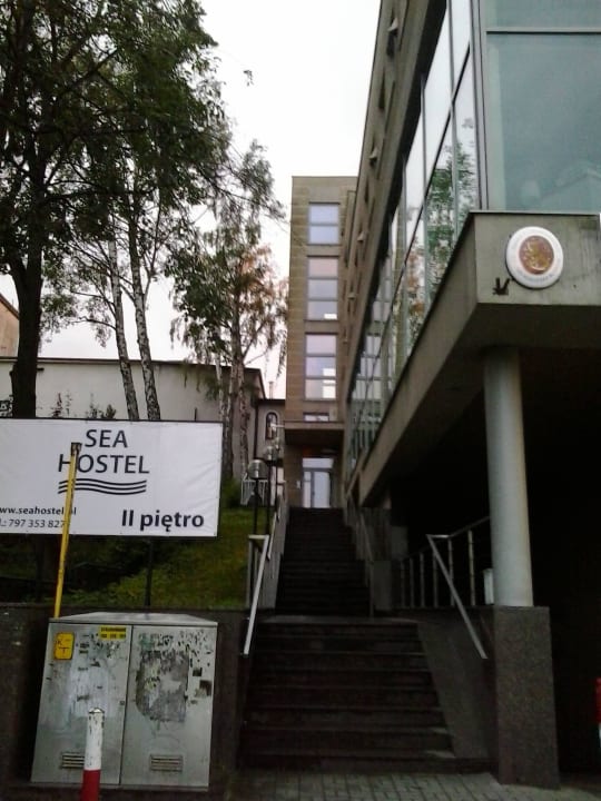 Wejście do hostelu (słabo oznaczone) Sea Hostel