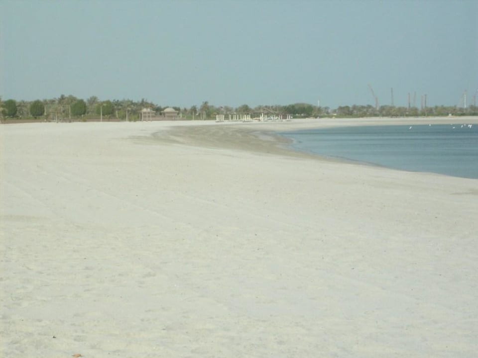 Feinster Sand so weit das Auge reicht Emirates Palace Mandarin Oriental