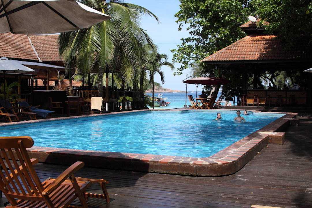 Pool, links das Restaurant, rechts die Bar Hotel Coral Redang Resort
