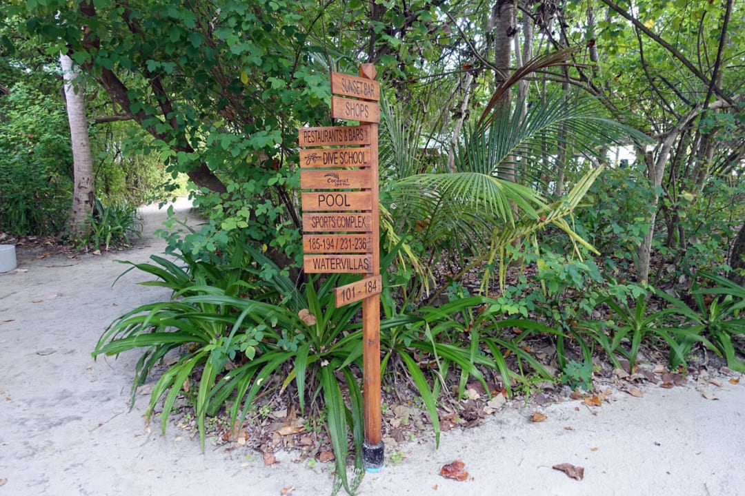 Wegweiser im Inselinnern NH Collection Maldives Reethi Resort