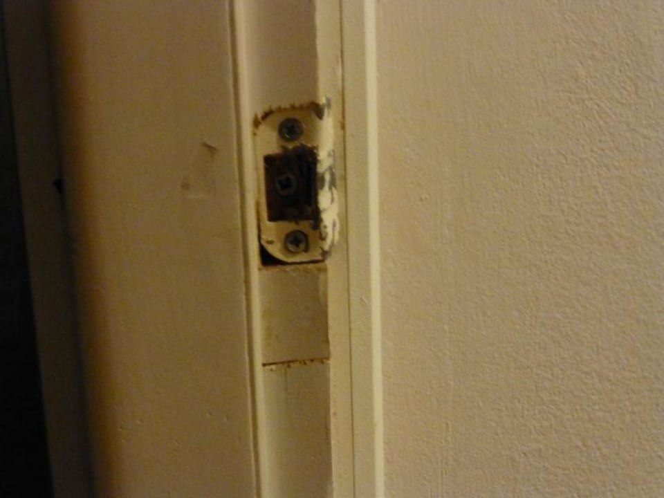 Kaum schließende Tür mit tollem Schloss El Mouradi Club Kantaoui