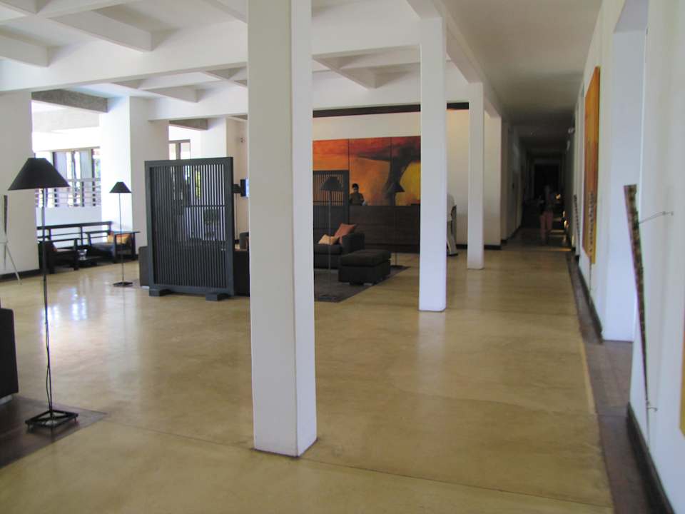 Lobby mit Rezeption und 2 Shops Hotel Jetwing Beach