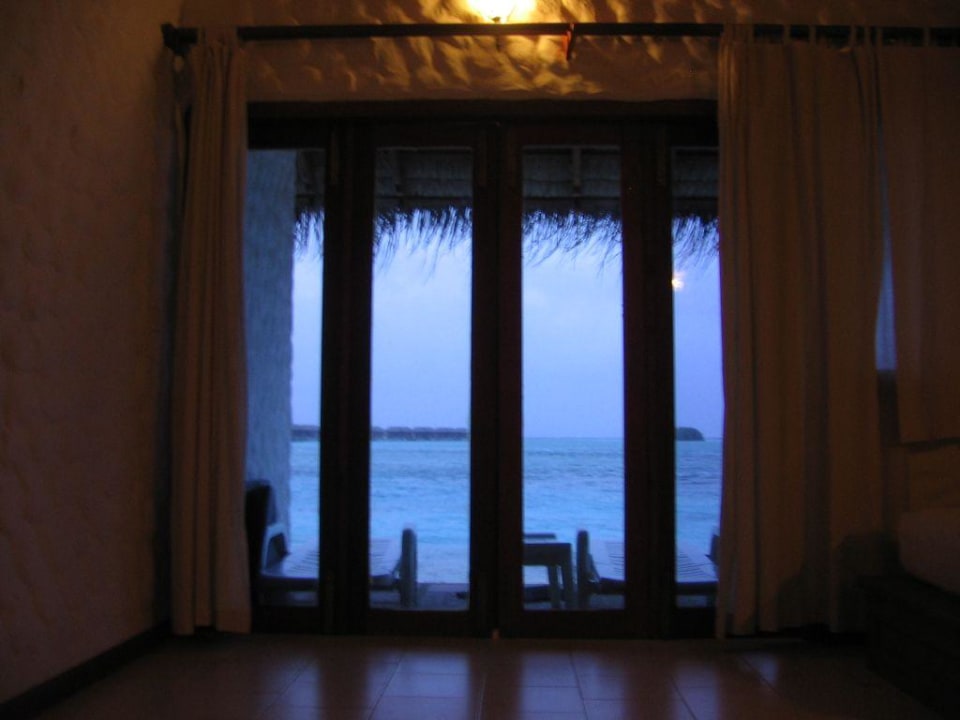 Blick vom Bett des Beachbungalows Cinnamon Dhonveli Maldives
