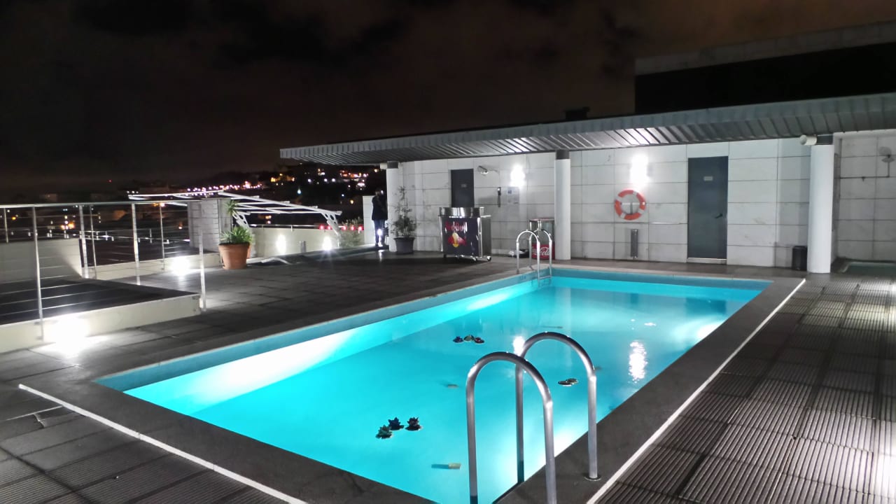 Pool auf der Dachterrasse NH Collection Lisboa Liberdade