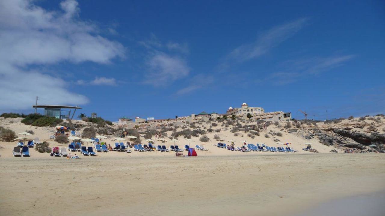 Der Strand vor dem Hotel H10 Playa Esmeralda - Adults only