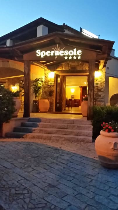 Eingang am Abend Hotel Sa Pedra