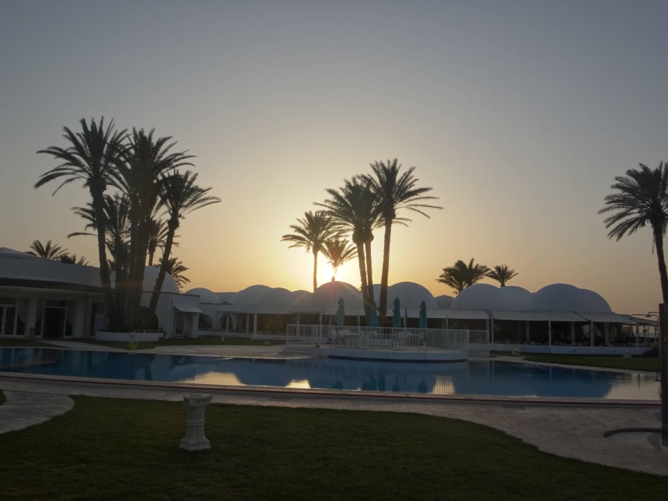 Pool mit Lobby(links) und Restaurants Monarque Club Rivage