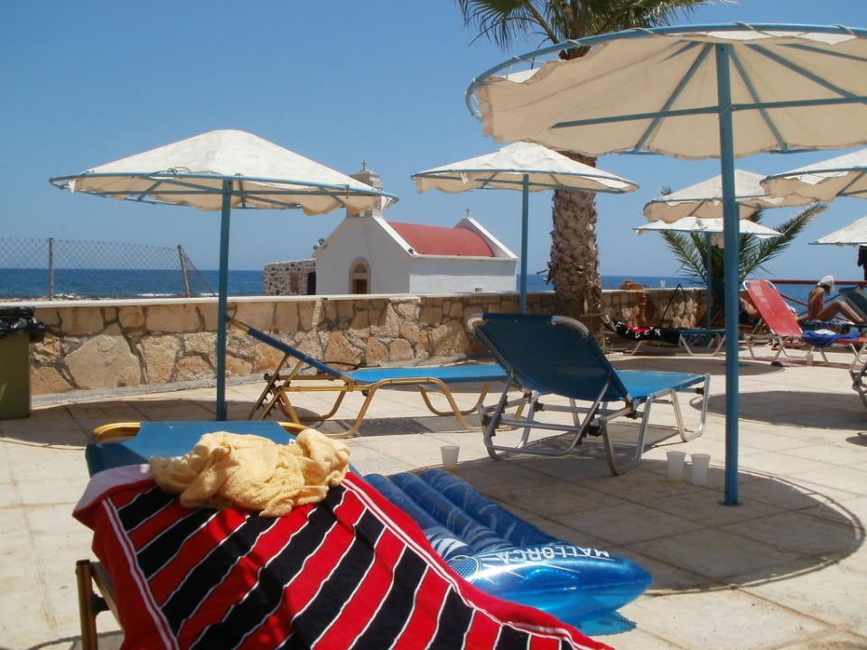 Historische Kirche direkt neben Pool Eri Beach & Village