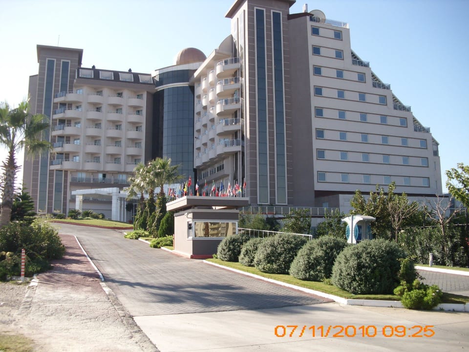 Auffahrt zum Hotel Saturn Palace Resort Hotel