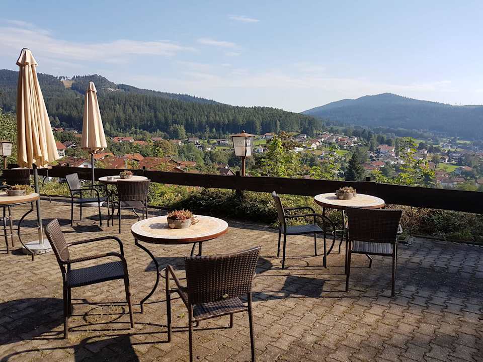 Ausblick von der Terasse in den Ort Montara Suites Bodenmais