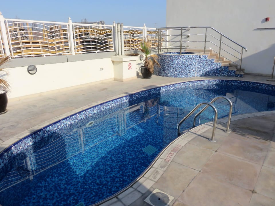 Pool auf der Dachterrasse Landmark Premier Hotel