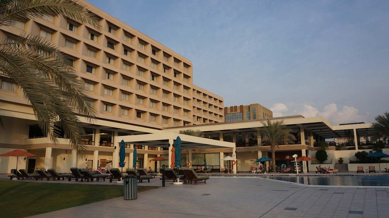 Hotel mit Frühstücksterrasse rechts Hilton Garden Inn Ras Al Khaimah