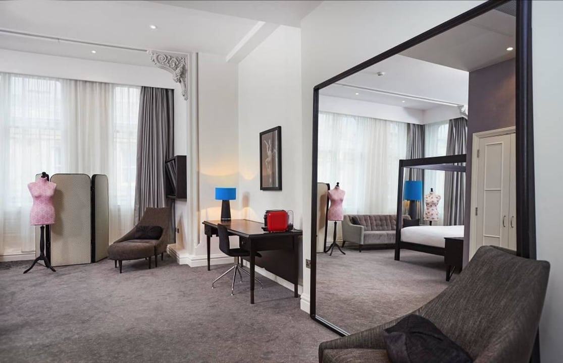 King Junior Suite - Living Area DoubleTree by Hilton Hotel & Spa Liverpool