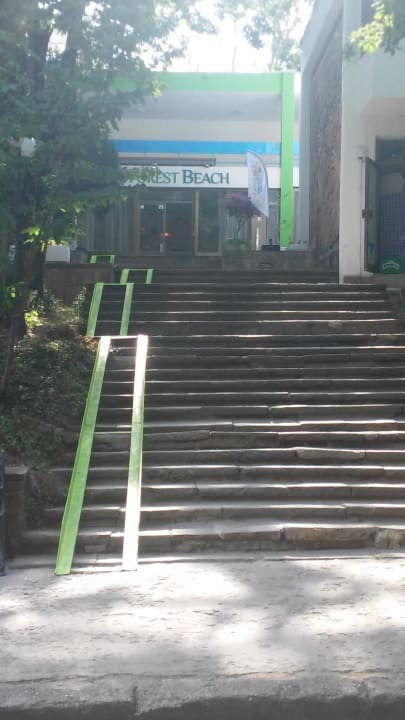 Konstrukcja zwana podjazdem Hotel Forest Beach