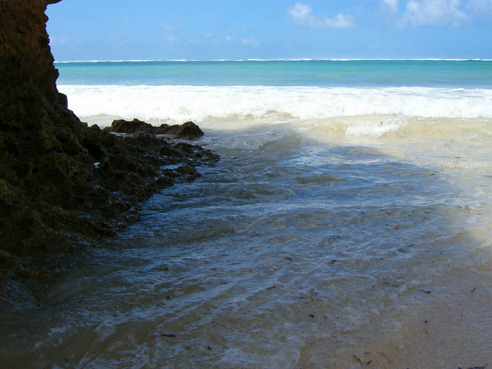 Rechte Seite. Schöne Felsformation. Hotel Diani Palm Resort