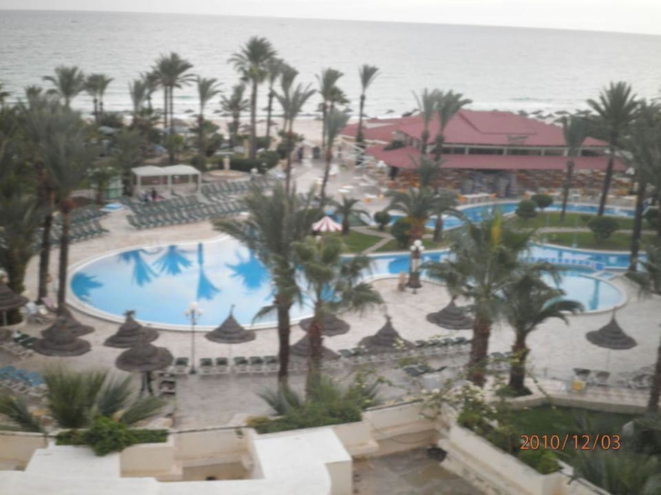Schöner Blick vom Zimmer auf den Pool  und das Meer Riadh Palms Resort & Spa