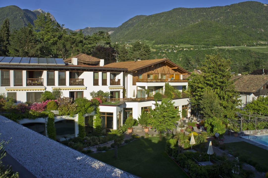 Blick auf Haupthaus und Garten Hotel Ansitz Plantiz