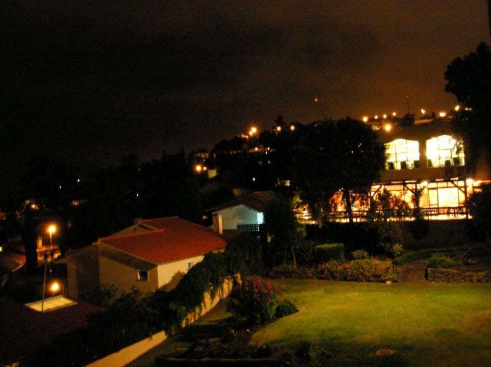 Nachtaufnahme Garten mit Blick auf den Speisesaal Hotel Dom Pedro Garajau