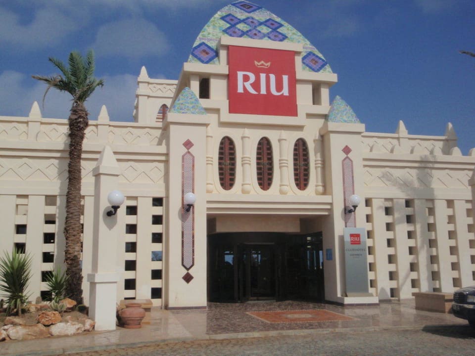 Eingang zum Hotel Hotel Riu Karamboa