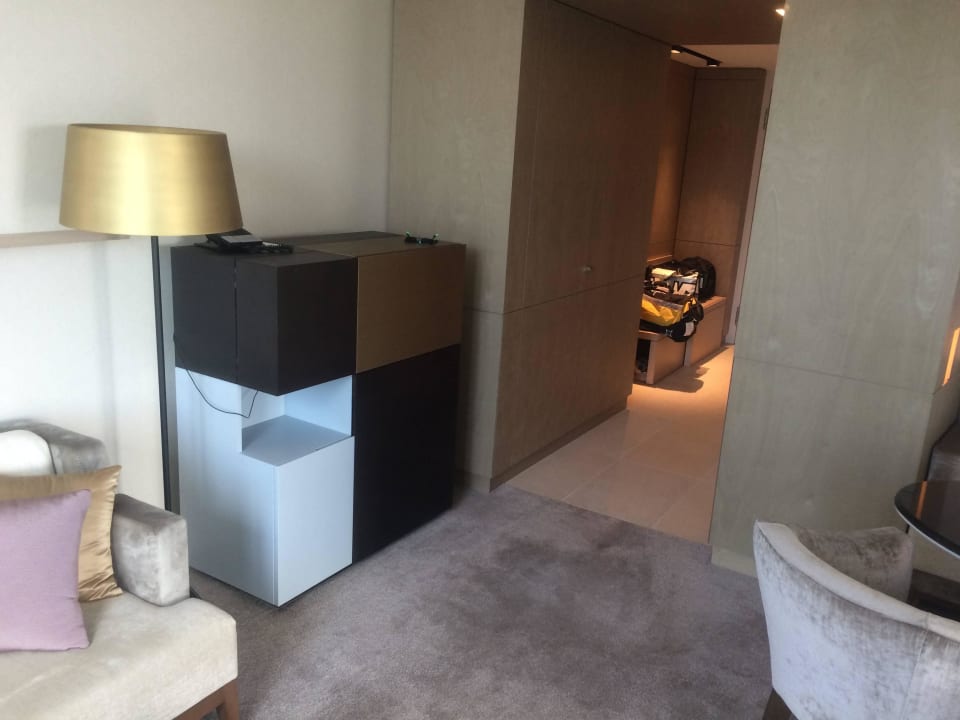 Minibar im Wohnbereich Suite 323 The Ritz-Carlton Wolfsburg