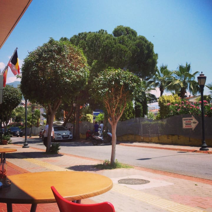 На террасе возле отеля Hotel Aslan City Kleopatra