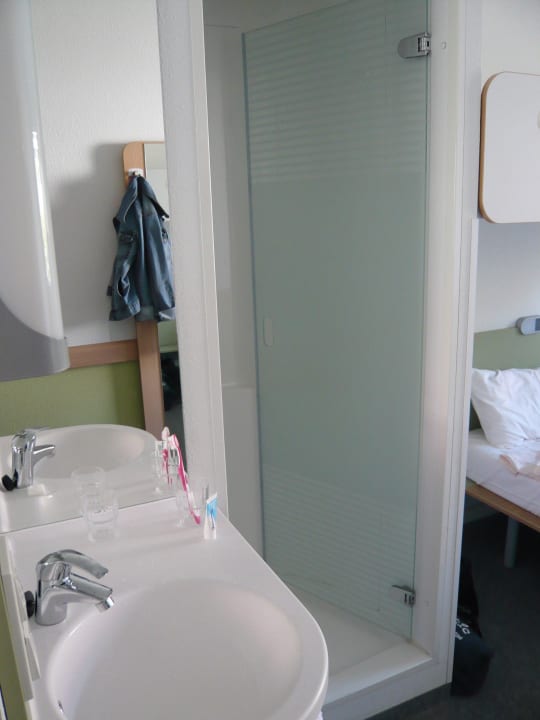 Bad und Zimmer in einem  B&B Hotel München-Garching