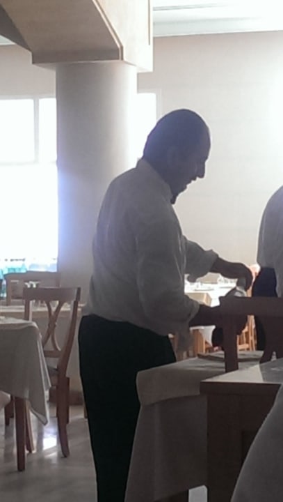 Unser Kellner Morgens und Mittags Hotel El Mouradi Djerba Menzel