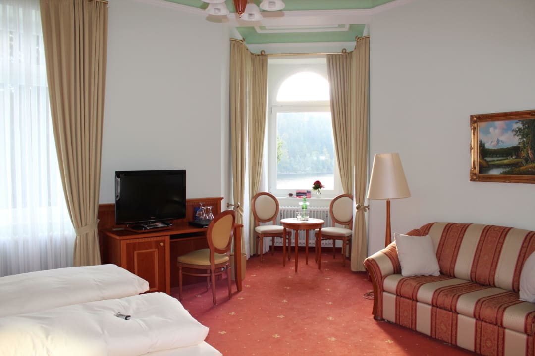 Sitzecke im Erker mit Blick auf den See Seehotel Hubertus -Schloss am See