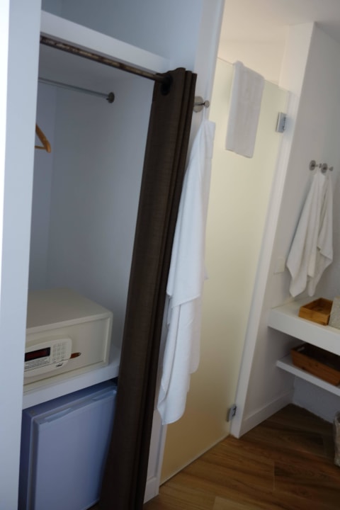 Links Schrank, rechts Eingang Dusche HM Balanguera Beach