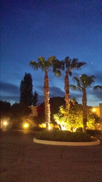 Vor dem Hoteleingang Kipriotis Hippocrates Hotel