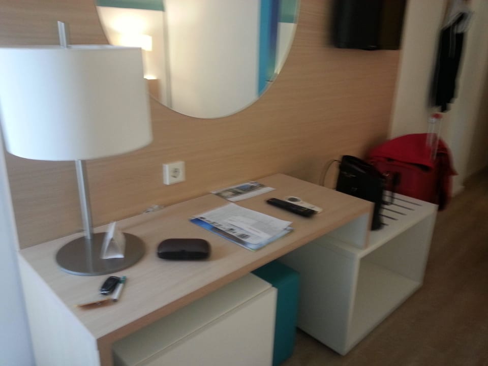 TV und Ablage JS Palma Stay