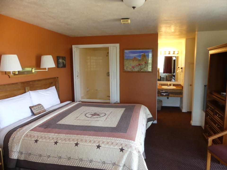 Zimmer Broken Spur Inn & Steakhouse