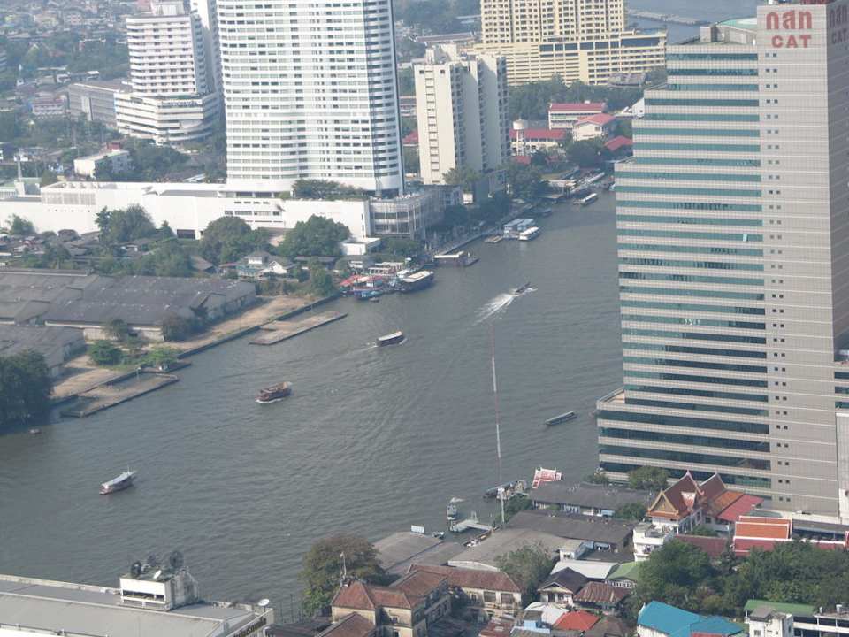Blicks nach links auf den Fluß vom Balkon Hotel Lebua At State Tower