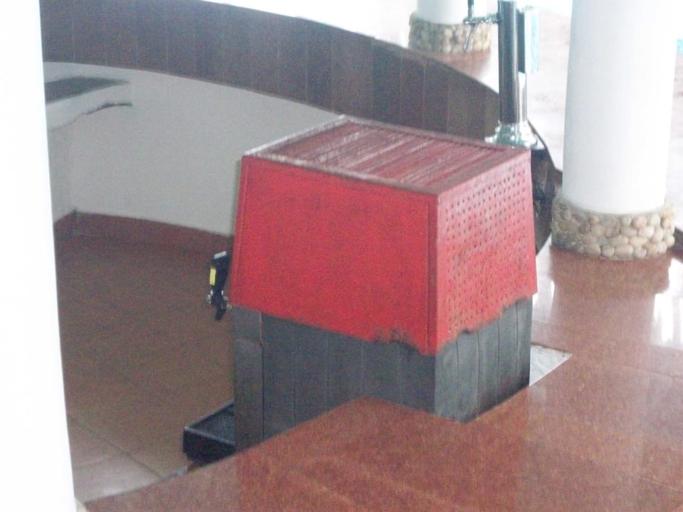 Schimmel & Dreck am Getränkeautomat              Neptune Village Beach Resort & Spa