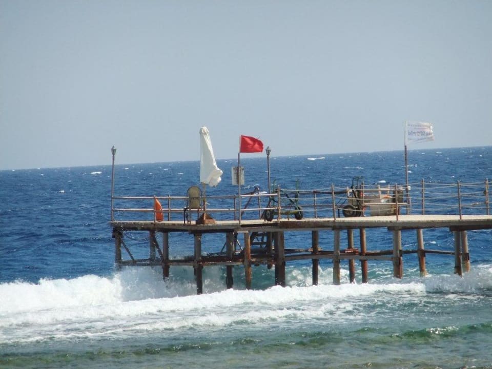 Steg mit roter Flagge Three Corners Sea Beach Resort