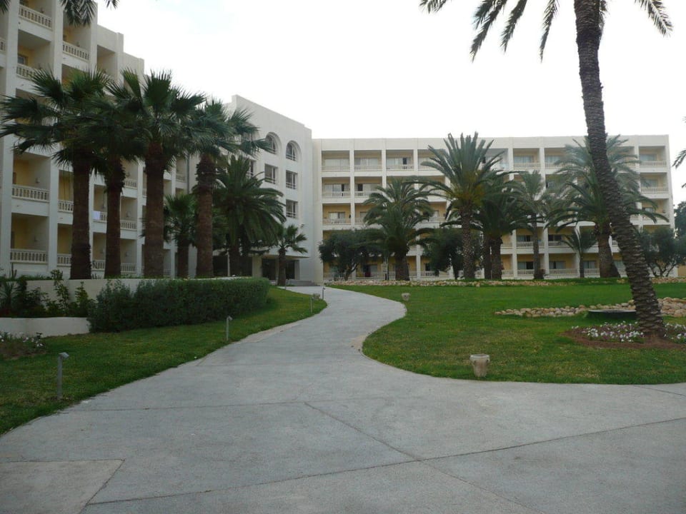 Wejście do hotelu od strony ogrodu Hotel Marhaba Club