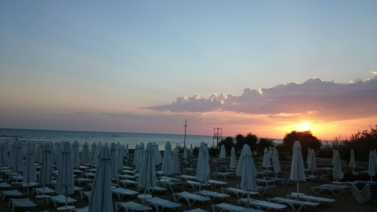 Strand mit Sonnenuntergang Seaden Corolla Hotel