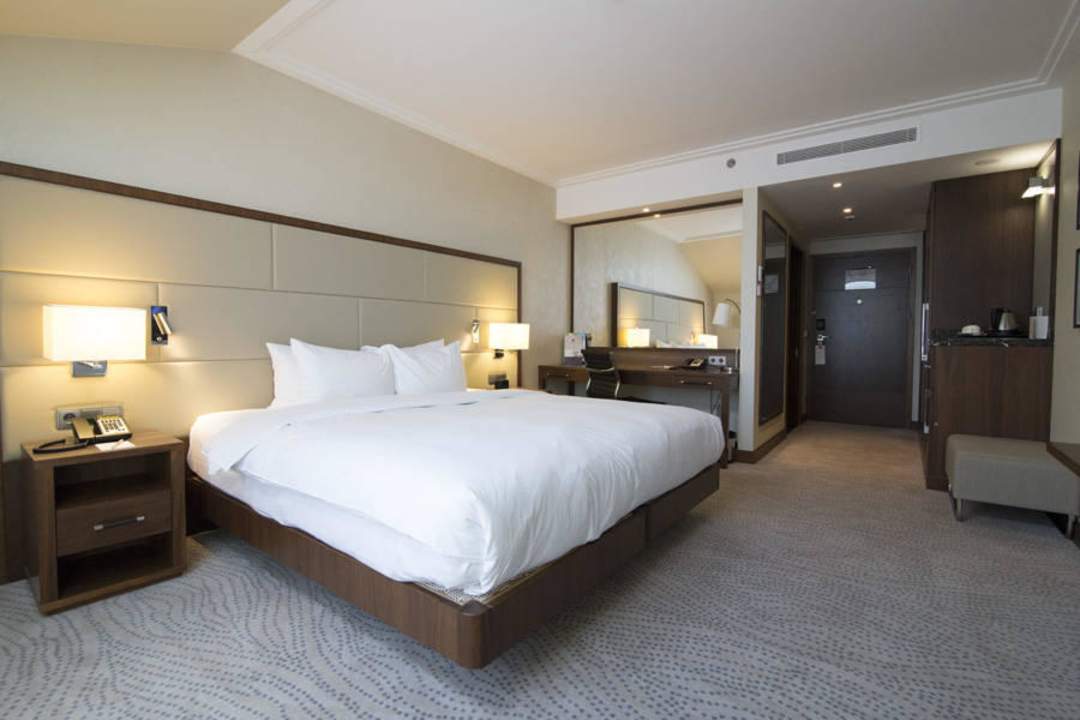 Widok na pokój od okna DoubleTree by Hilton Hotel & Conference Centre Warsaw