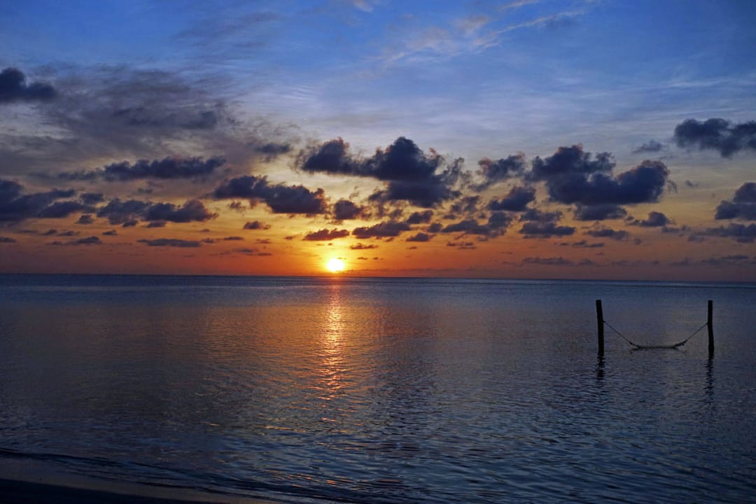 Wunderschöne Sonnenuntergänge auf der Westseite Summer Island Maldives