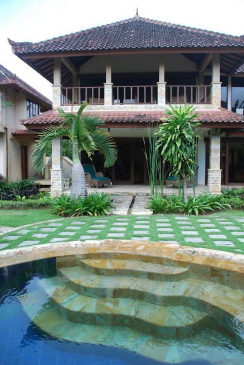 Außenansicht der Villa mit Pool Rumah Bali B&B
