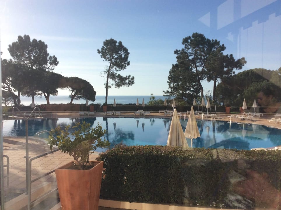 Blick von der Frühstücksterrasse auf die Poolanlage PortoBay Falésia