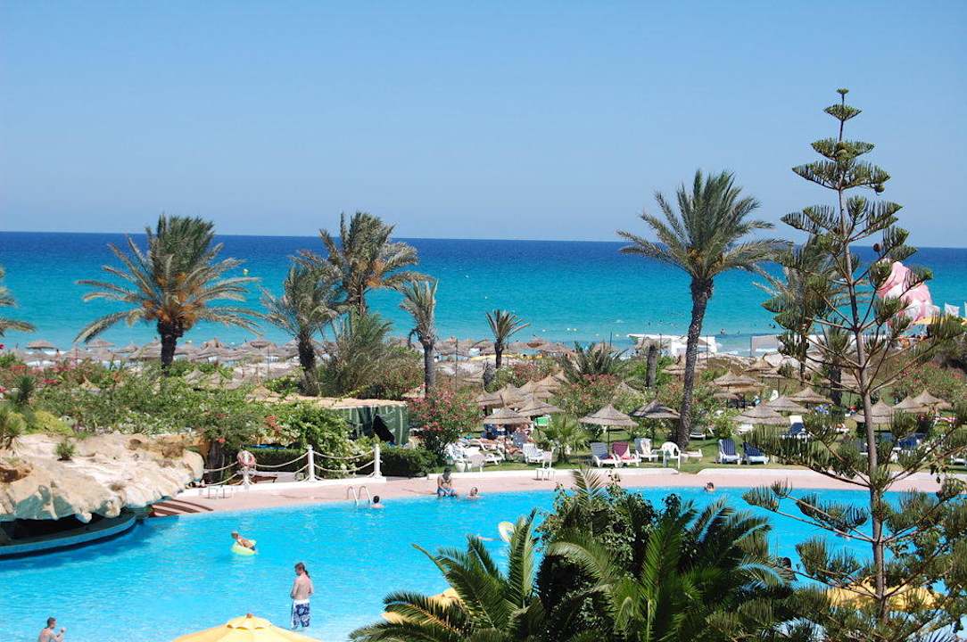 Poolanlage mit Meerblick Mahdia Beach & Aquapark