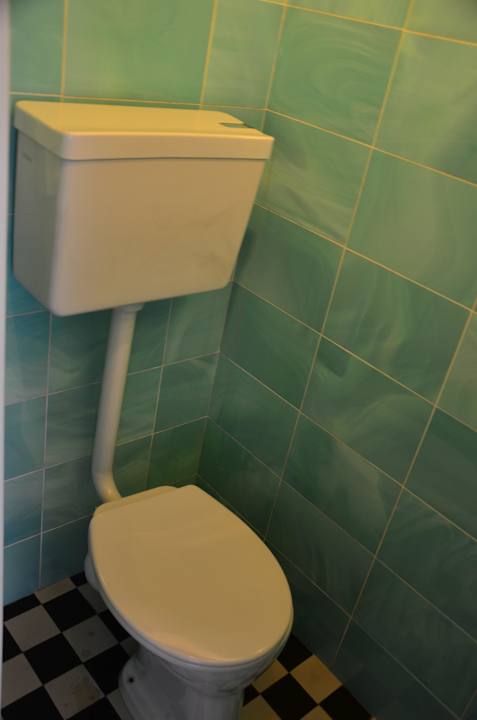 Туалет отдельно от ванной с другой сторон коридора Hotel Maté Dependance