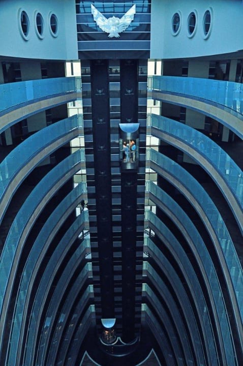 Liften vanaf een van de bovenste verdiepingen Royal Wings Hotel