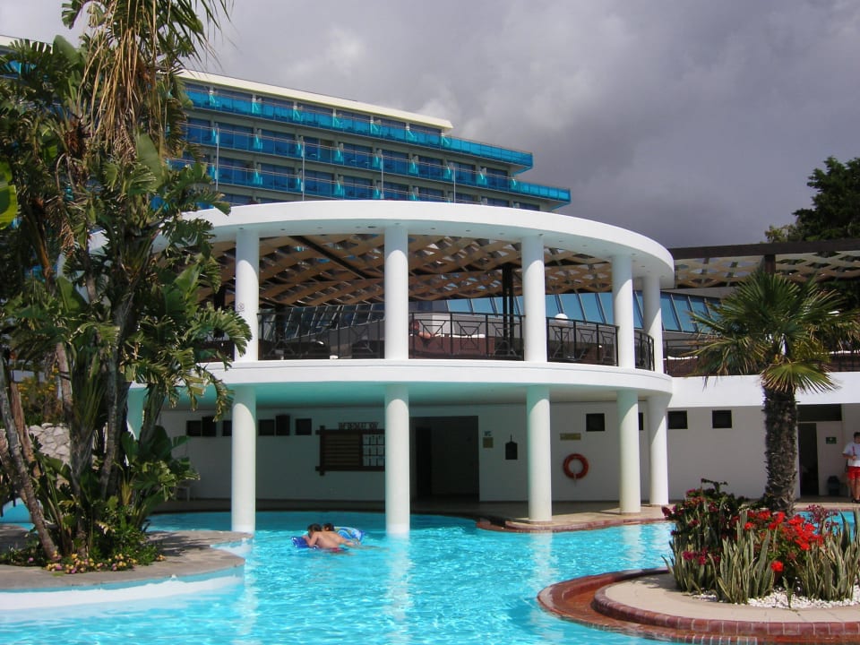 Teil der Poolanlage Hotel Calypso Beach