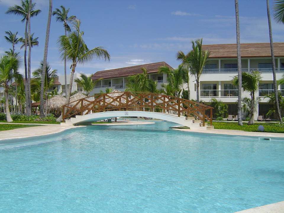 Über die Brücken kam man vom Zimmer zum Strand  Secrets Royal Beach Punta Cana - Adults only