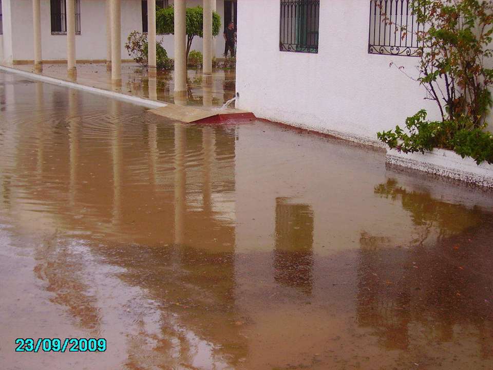 Der Weg zum Zimmer ist sehr nass Hotel El Mouradi Cap Mahdia